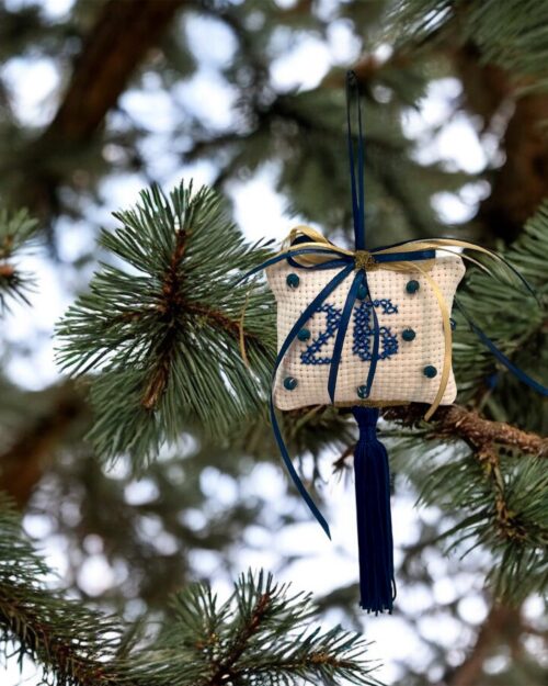 Γούρι κεντημένο 26