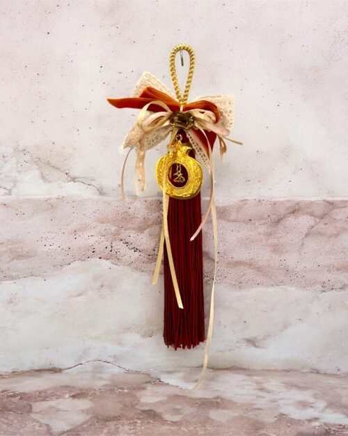 Γούρι με ρόδι και φούντα